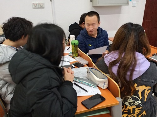 同学们积极讨论人生问题.jpg 同学们积极讨论人生问题.jpg